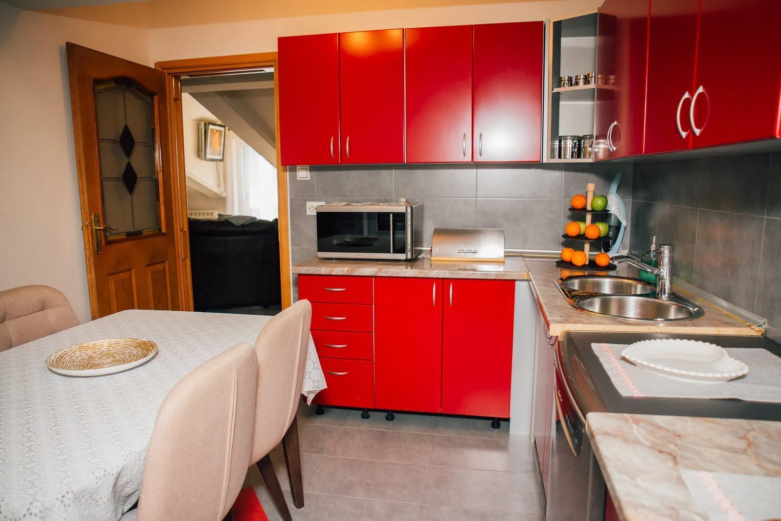 Izdavanje, dvosoban stan, 130m², Kotor, Crna Gora