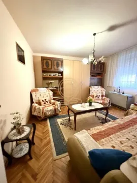 Nameštena dnevna soba sa garniturom, foteljama i drvenim ormarima. - image 8