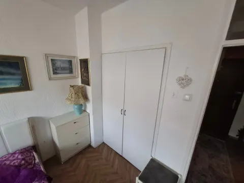 Spavaća soba sa bijelom komodom, lampom i ugradnim plakarom. - image 3