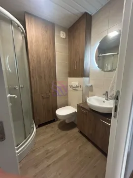 Kompaktno kupatilo sa tuš kabinom, umivaonikom, wc šoljom i drvenim ormarićima. - image 13