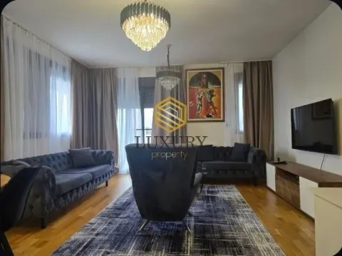 Dnevna soba sa garniturom, televizorom i trpezarijskim dijelom. - image 9