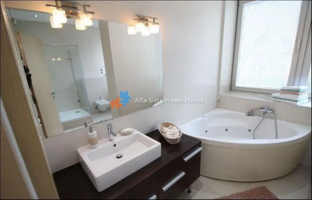Izdavanje, četvorosoban stan, 250m², Savski Venac, Beograd
