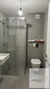 Moderno kupatilo sa tuš kabinom i ugradnim sanitarijama. - image 10