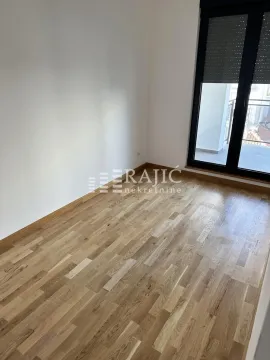 Empty room with parquet flooring and access to the terrace. - image 2