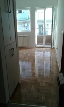 Prazna soba sa parketom i izlazom na terasu. - image 6