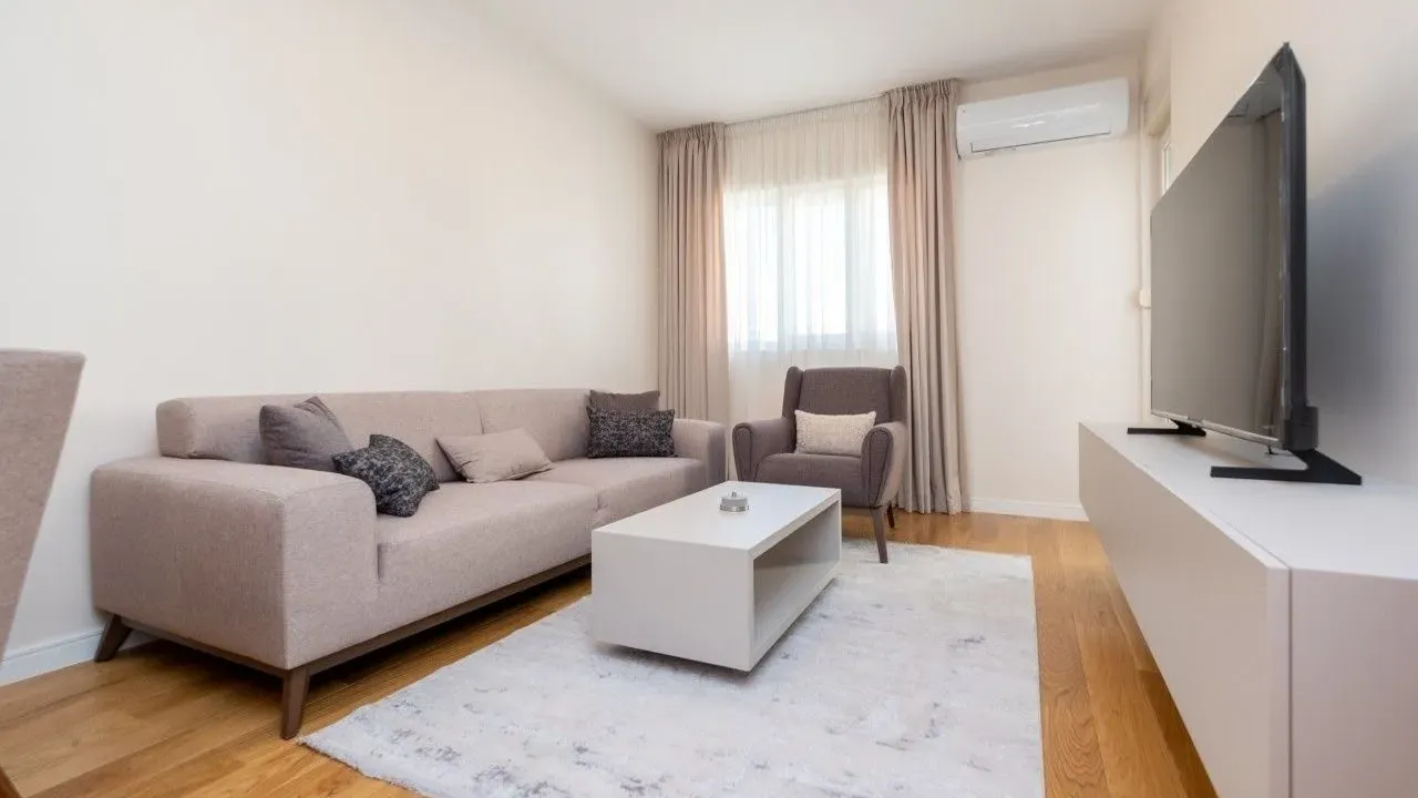 Izdavanje, jednosoban stan, 45m², Central Point, Podgorica