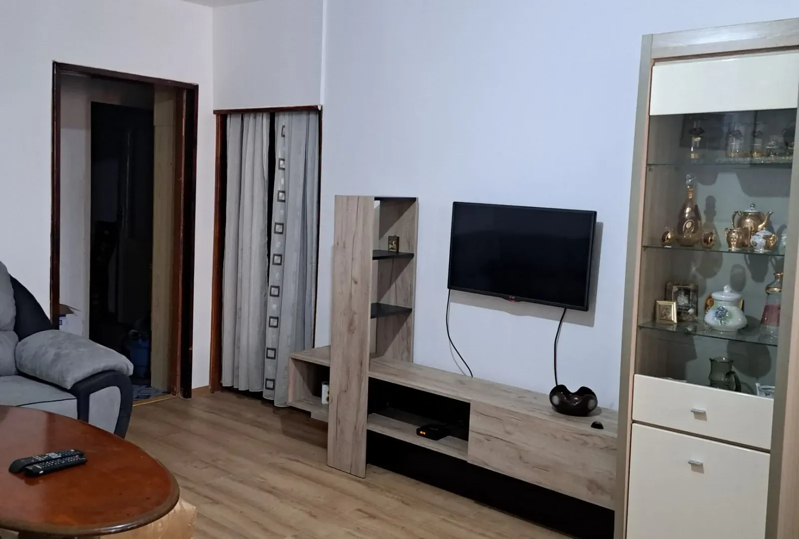Izdavanje, jednosoban stan, 55m², Centar, Cetinje