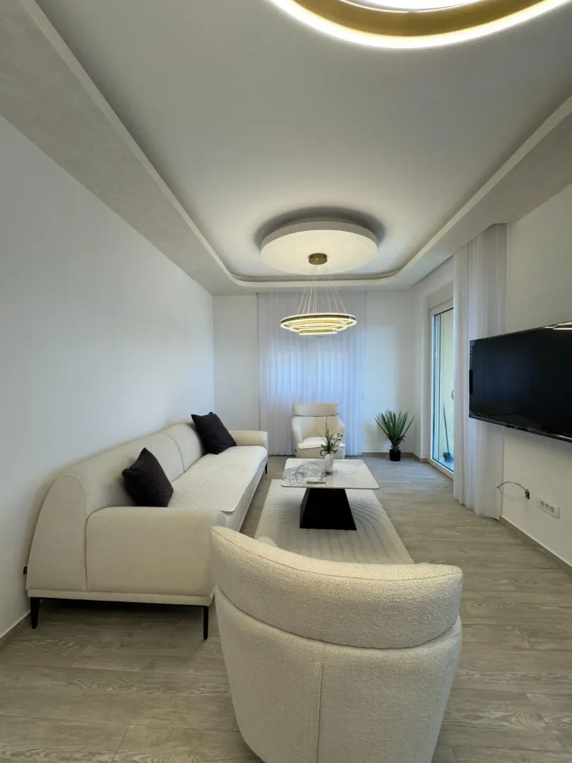 Izdavanje, dvosoban stan, 74m², Bečići, Budva