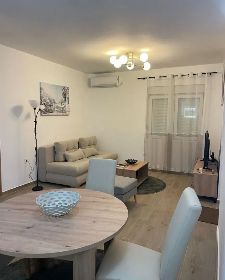 Izdavanje, kuća, 50m², Škaljari, Kotor