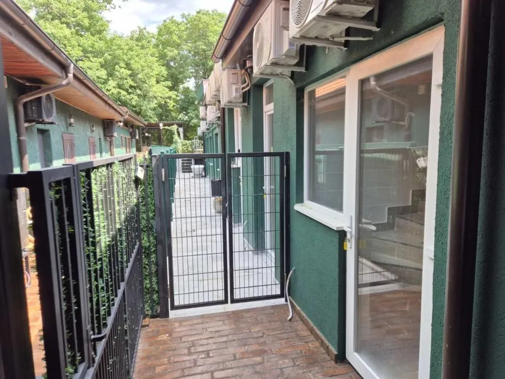 Izdavanje, kuća, 230m², Zemun Gardoš, Zemun Sve Podlokacije