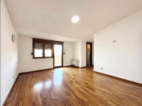 Prodaja, četvorosoban stan, 220m², Preko Morače, Podgorica - image 12