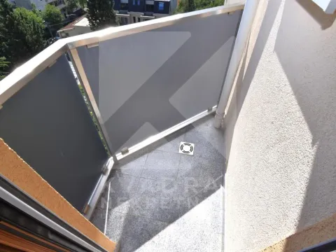 Izdavanje, četvorosoban stan, 140m², Centar, Podgorica - image 24