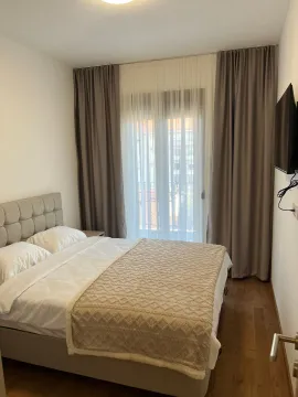 Udobna spavaća soba sa bračnim krevetom i izlazom na terasu. - image 15