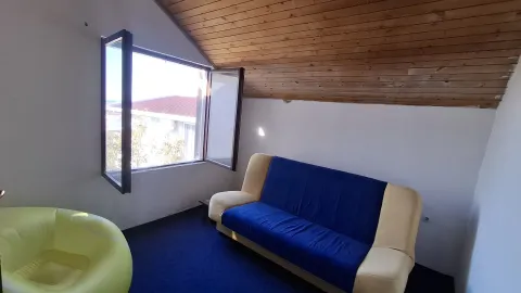 Potkrovlje sa kaučem, drvenim plafonom i prozorom koji se otvara. - image 16