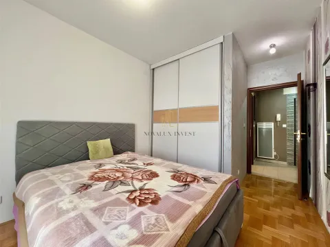 Furnished bedroom with a double bed and a built-in wardrobe. - image 8