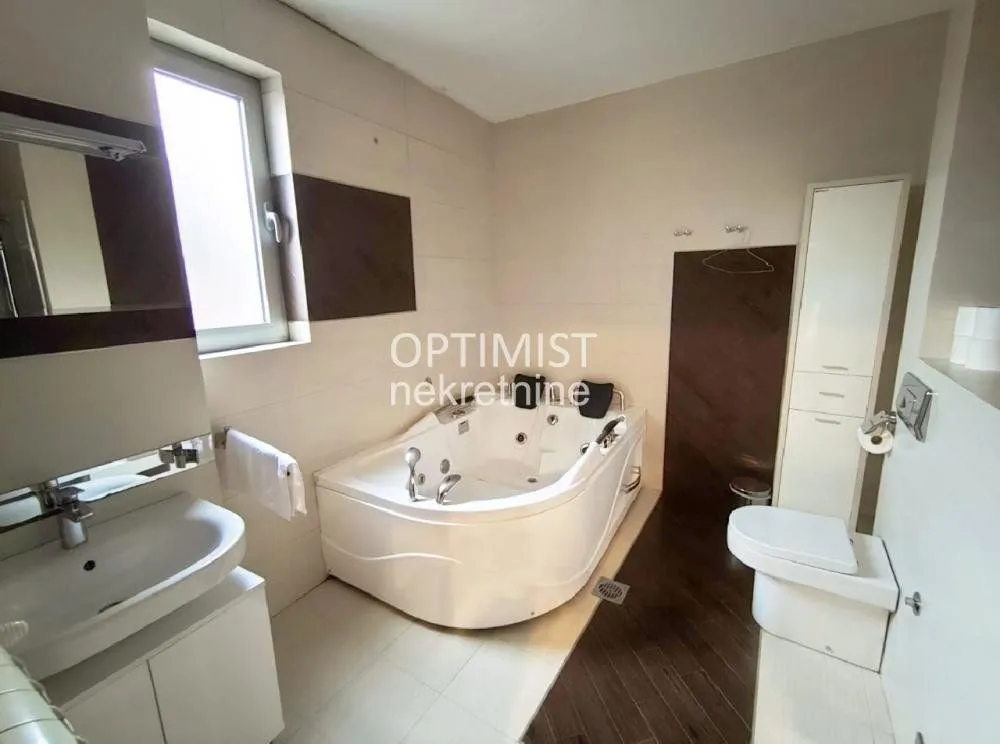 Prodaja, četvorosoban stan, 109m², Stari Grad, Beograd