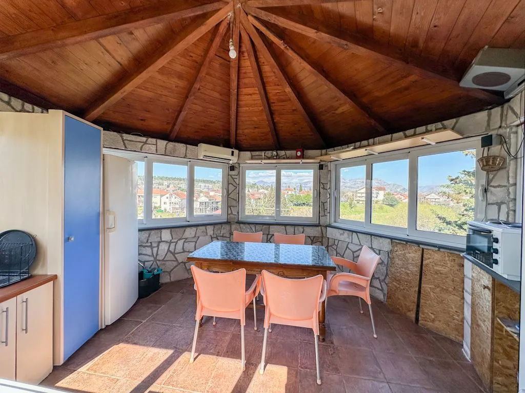 Izdavanje, kuća, 220m², Stari Aerodrom, Podgorica
