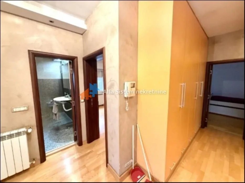 Izdavanje, kuća, 200m², Surčin, Beograd