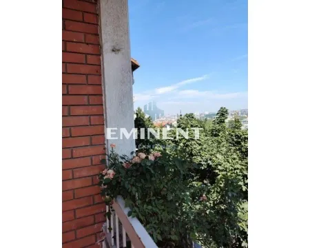 Pogled sa balkona na okolno zelenilo i grad. - image 13