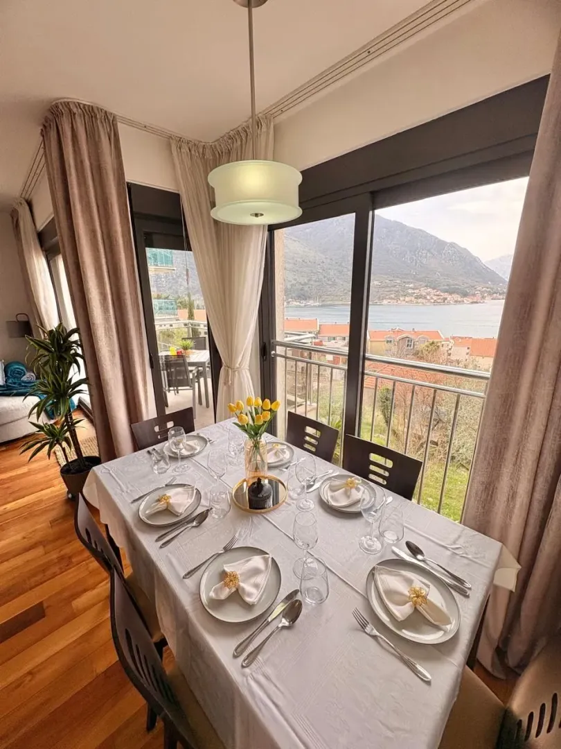 Rent, two bedroom apartment, 70m², Dobrota, Kotor