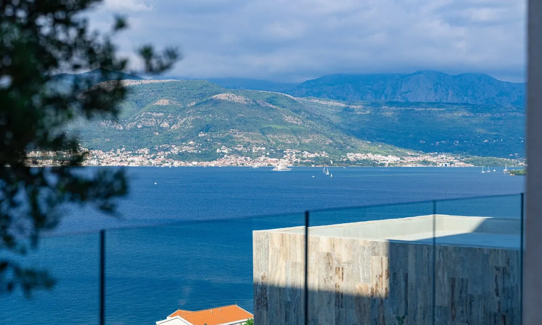 Rent, one bedroom apartment, 144m², Krašići, Tivat