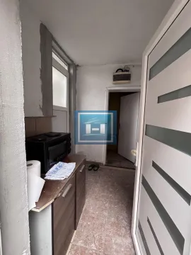 Manja kuhinja sa elementima i električnim šporetom. - image 2
