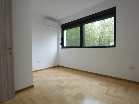 Izdavanje, poslovni prostor, 95m², Pod Goricom, Podgorica - image 14