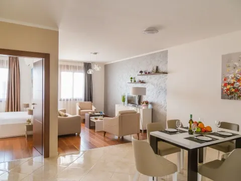 Prodaja, trosoban stan, 107m², Bečići, Budva - image 1