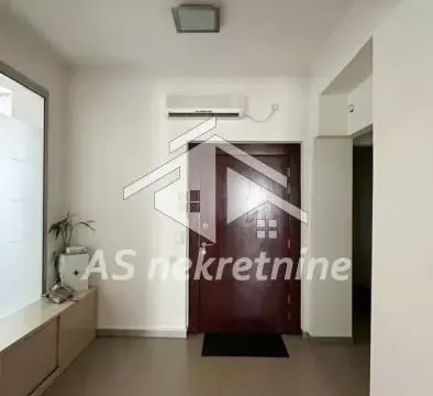 Izdavanje, poslovni prostor, 223m², Kalenić Pijaca, Vračar Sve Podlokacije - image 24