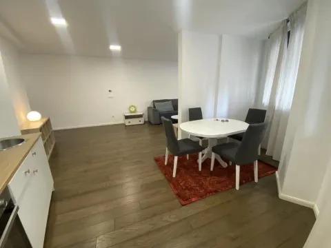 Rent, two bedroom apartment, 77m², Južni Bulevar, Vračar Sve Podlokacije - image 3