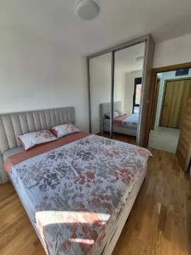 Namještena spavaća soba sa bračnim krevetom i velikim ugradnim plakarom. - image 4