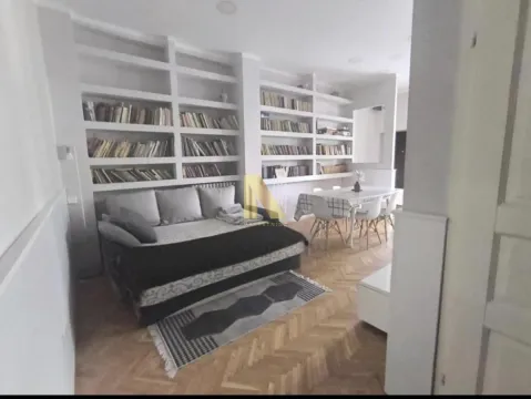 Dnevna soba sa ugradnim policama za knjige i trpezarijskim delom. - image 3
