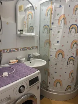Kupatilo sa umivaonikom, ogledalom, tuš kabinom i veš mašinom. - image 7