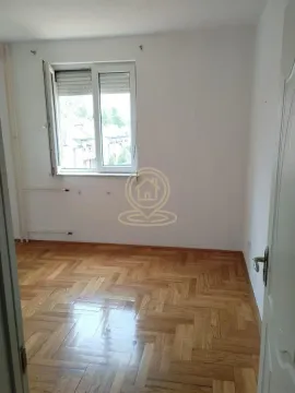 Prazna soba sa parketom i prozorom. - image 14