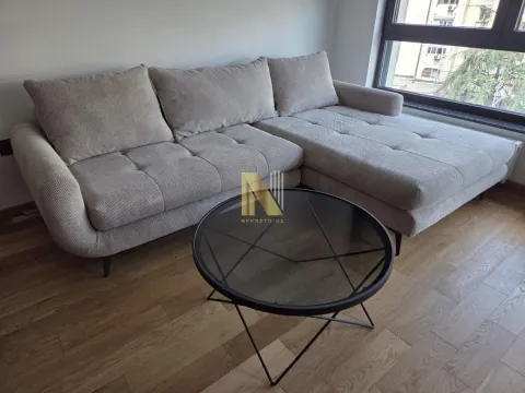 Dnevni boravak sa ugaonom garniturom i stočićem. - image 5