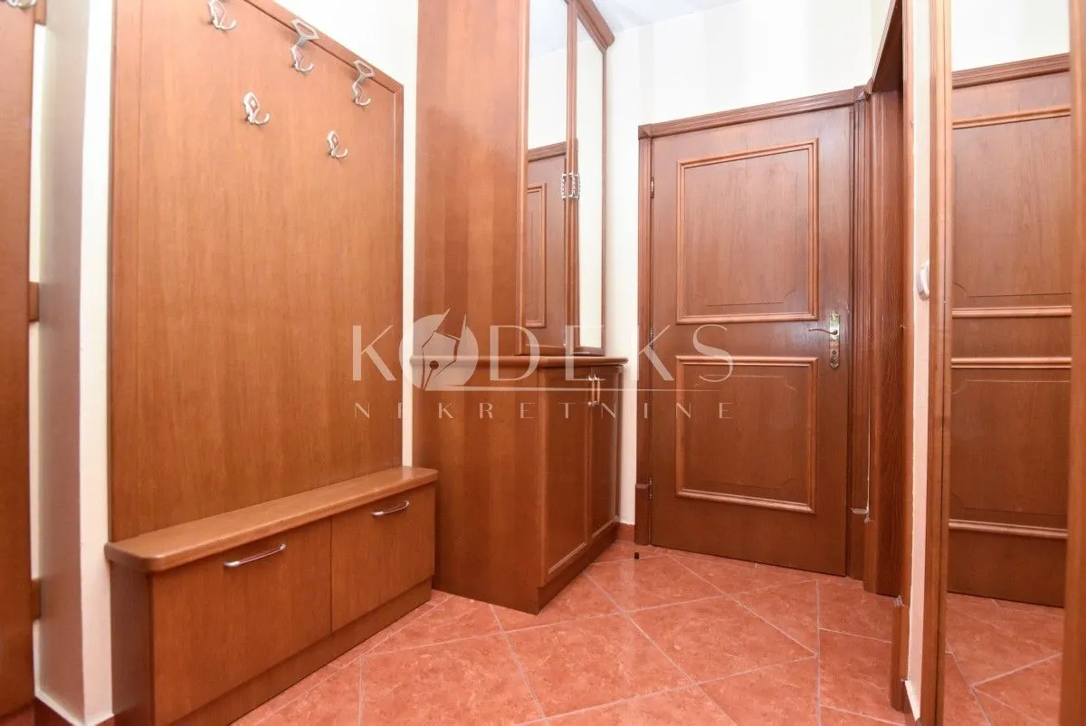 Izdavanje, dvosoban stan, 75m², Stara Varoš, Podgorica