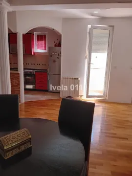Trpezarija sa pogledom na kuhinju i izlazom na terasu. - image 3