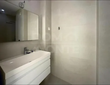 Moderne kupatilo sa umivaonikom i ogledalom. - image 13
