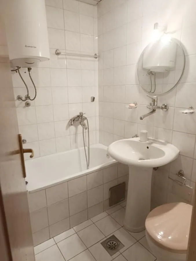 Kupatilo opremljeno kadom, umivaonikom, WC šoljom i bojlerom.