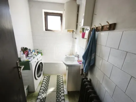 Manje kupatilo sa kadom, umivaonikom i veš mašinom. - image 5