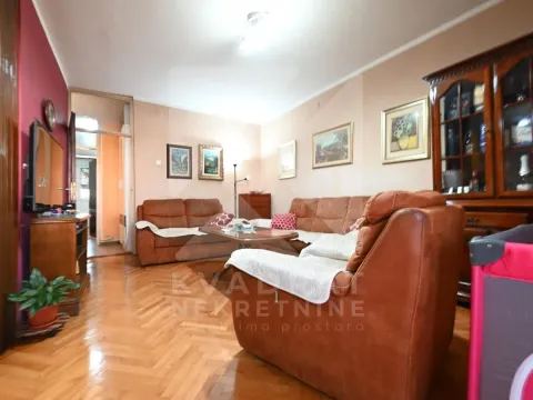 Prodaja, dvosoban stan, 70m², Stari Aerodrom, Podgorica - image 1