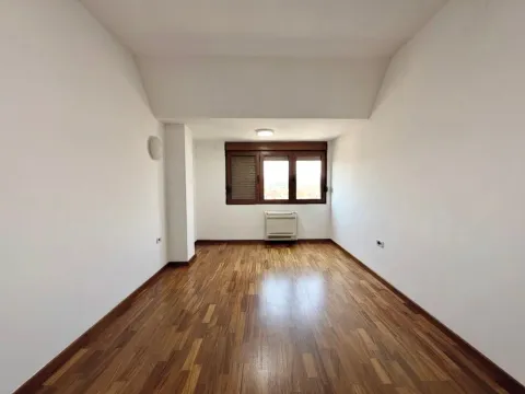 Prodaja, četvorosoban stan, 220m², Preko Morače, Podgorica - image 8