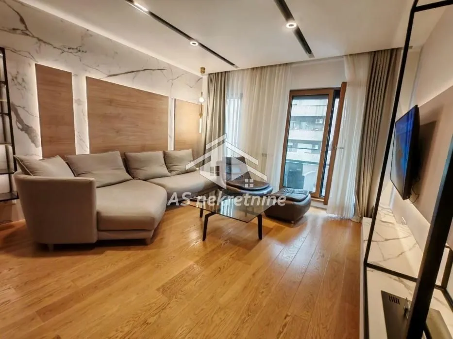 Izdavanje, trosoban stan, 100m², Savski Venac, Beograd