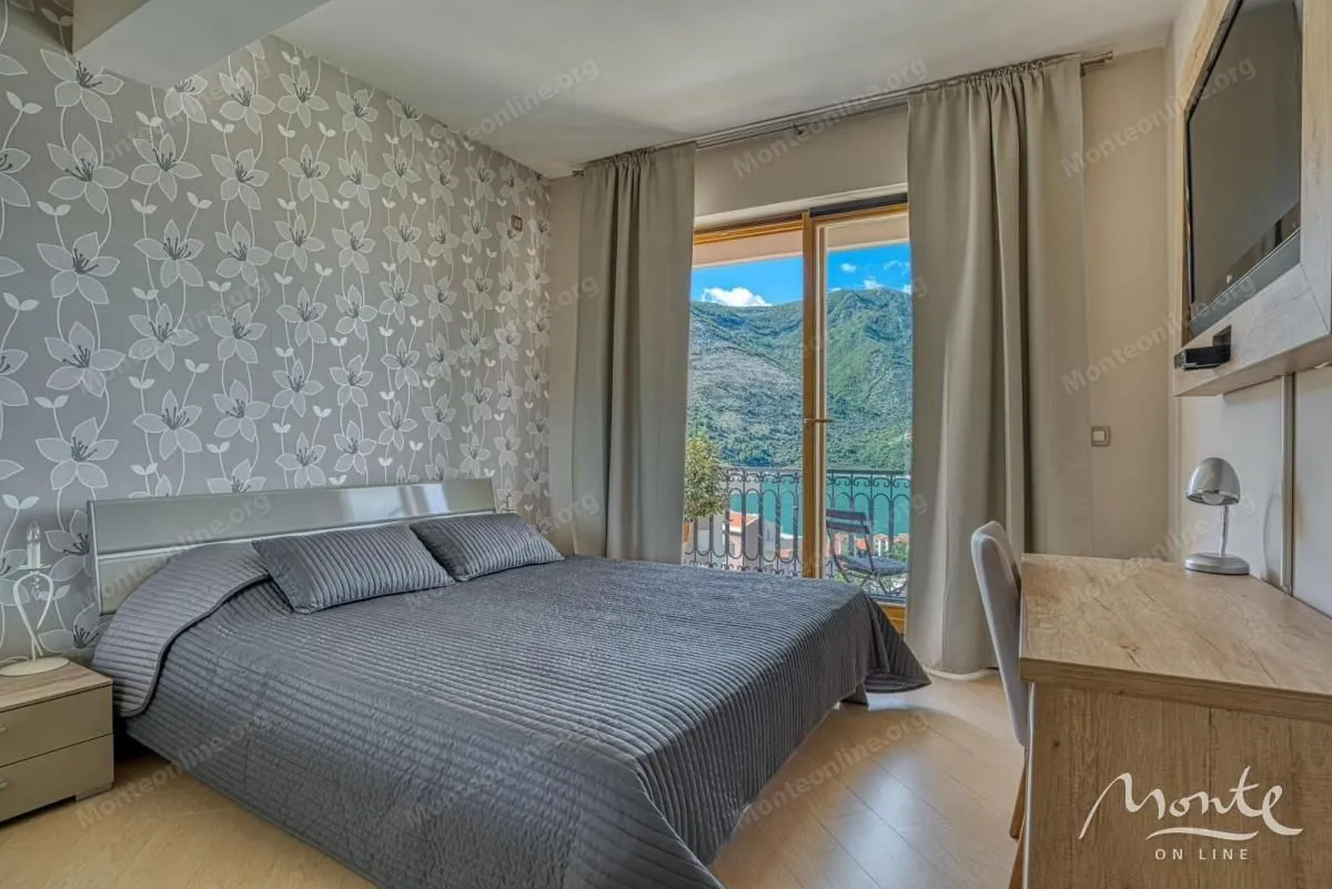 Prodaja, dvosoban stan, 106m², Dobrota, Kotor