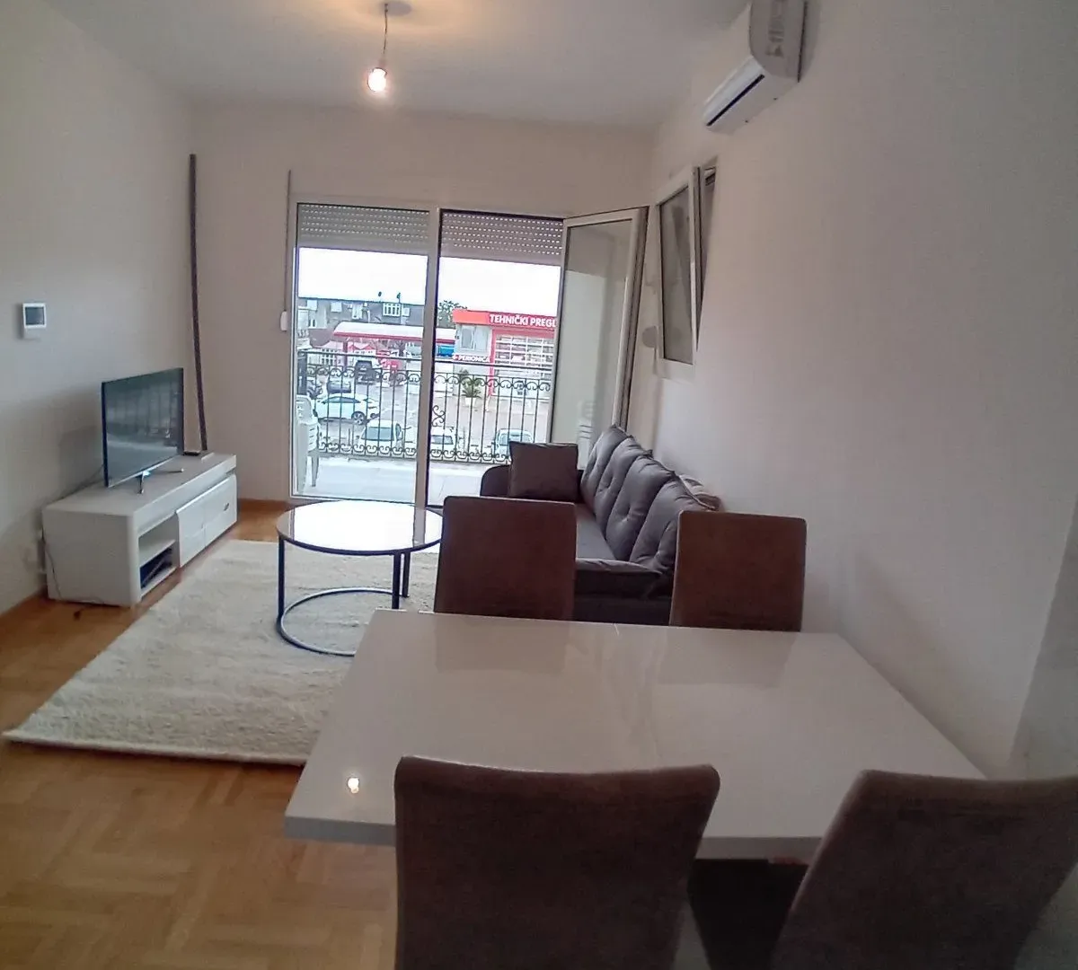Living room with dining area and access to the terrace.