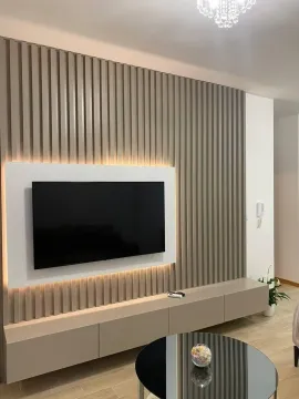 Moderan dnevni boravak sa TV komodom i zidnim panelima. - image 8