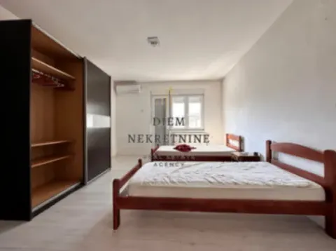 Izdavanje, kuća, 200m², Tološi, Podgorica - image 11