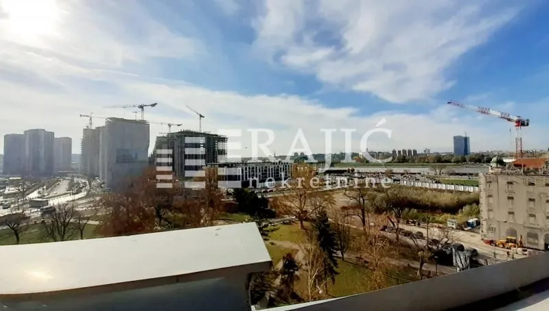 Pogled sa terase na gradski pejzaž i gradilište.