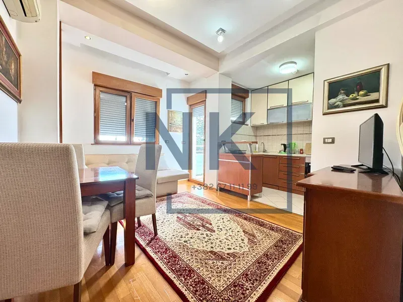 Living room with a dining area and an open passage to the kitchen.