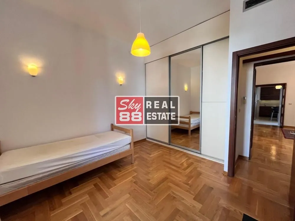 Rent, four bedroom apartment, 130m², Senjak, Beograd